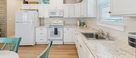 ثلاجة، ميكروويف، فرن، موقد طهي مسطح