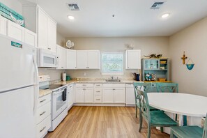 Réfrigérateur, four à micro-ondes, un four, surface de cuisson