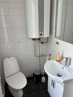 Douche, serviettes fournies, papier de toilette
