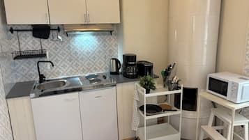 Kühlschrank, Mikrowelle, Herdplatte, Wasserkocher mit Kaffee-/Teezubehör