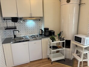 Frigorifero, microonde, piano cottura, macchina per tè/caffè