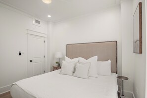 5 bedrooms, iron/ironing board, WiFi, bed sheets