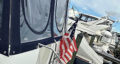 2-bedroom boat in Marina ,AC, use of pool, clubhouse with showers and laundry.