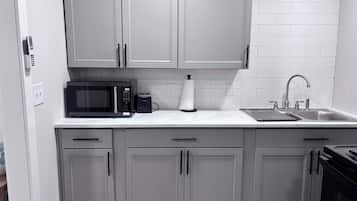 冰箱、微波炉、烤箱、炉灶