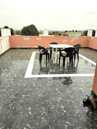 House with private security and breakfast included 20 min. from Int. Airport.