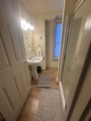 Dusche, Haartrockner, Handtücher, Toilettenpapier