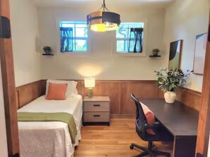 5 bedrooms, iron/ironing board, WiFi, bed sheets