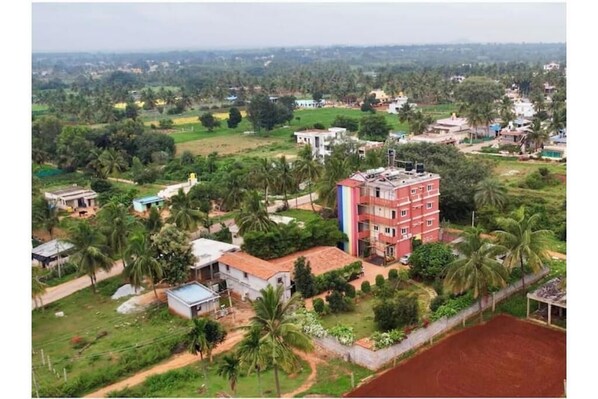 المنشأة من الخارج