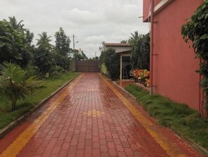 المنطقة المحيطة بالمنشأة