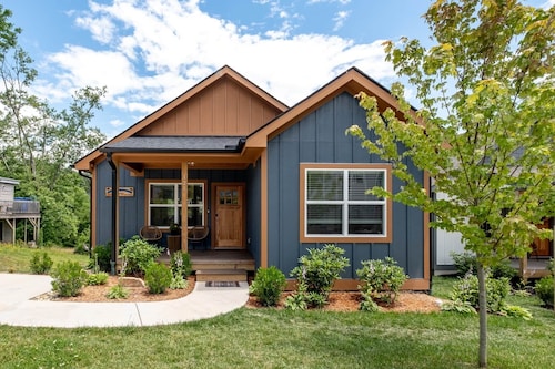 Downtown Brevard Retreat &Cyclists Dream