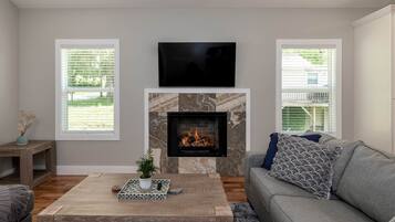 House, Non Smoking, Kitchen | Living area | 55-inch Smart TV with cable channels