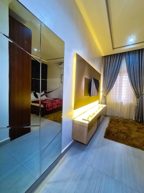 Apartemen, balkon, pemandangan kota | Tirai kedap cahaya, setrika/meja setrika, dan Wi-Fi gratis