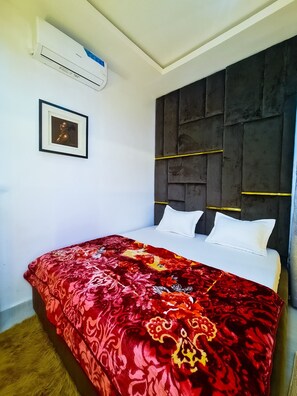 Appartement, balkon, uitzicht op stad | Verduisterende gordijnen, een strijkplank/strijkijzer, gratis wifi