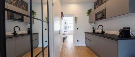 Kjøleskap, mikrobølgeovn, ovn og kokeplater