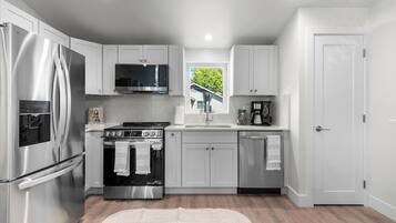 Een magnetron, een oven, een kookplaat, een vaatwasser