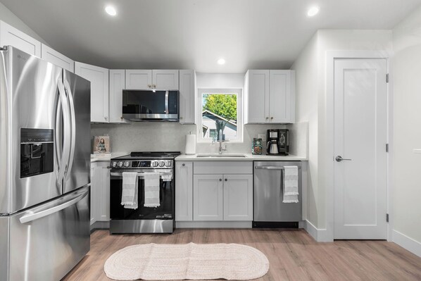 Microones, forn, placa de cuina i rentaplats 