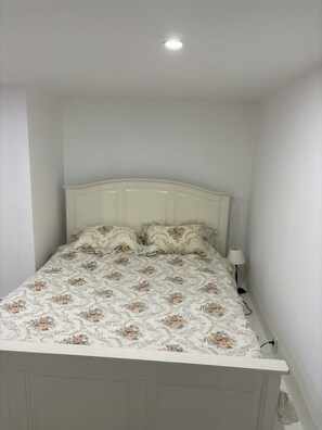 4 bedrooms, iron/ironing board, Internet, bed sheets