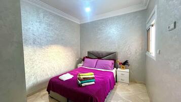 2 عدّة غرف نوم ومكواة/لوح كي وواي فاي وملاءات أسرّة