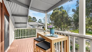 Outdoor dining - MAGPIE LOFT - THE VINTAGE HOLIDAY HOUSE (POKOLBIN)