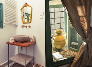 Deluxe Double Room, Courtyard View | Bathroom