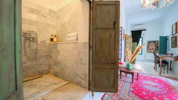 Suite, Bebas Asap Rokok, pemandangan halaman | Kamar mandi