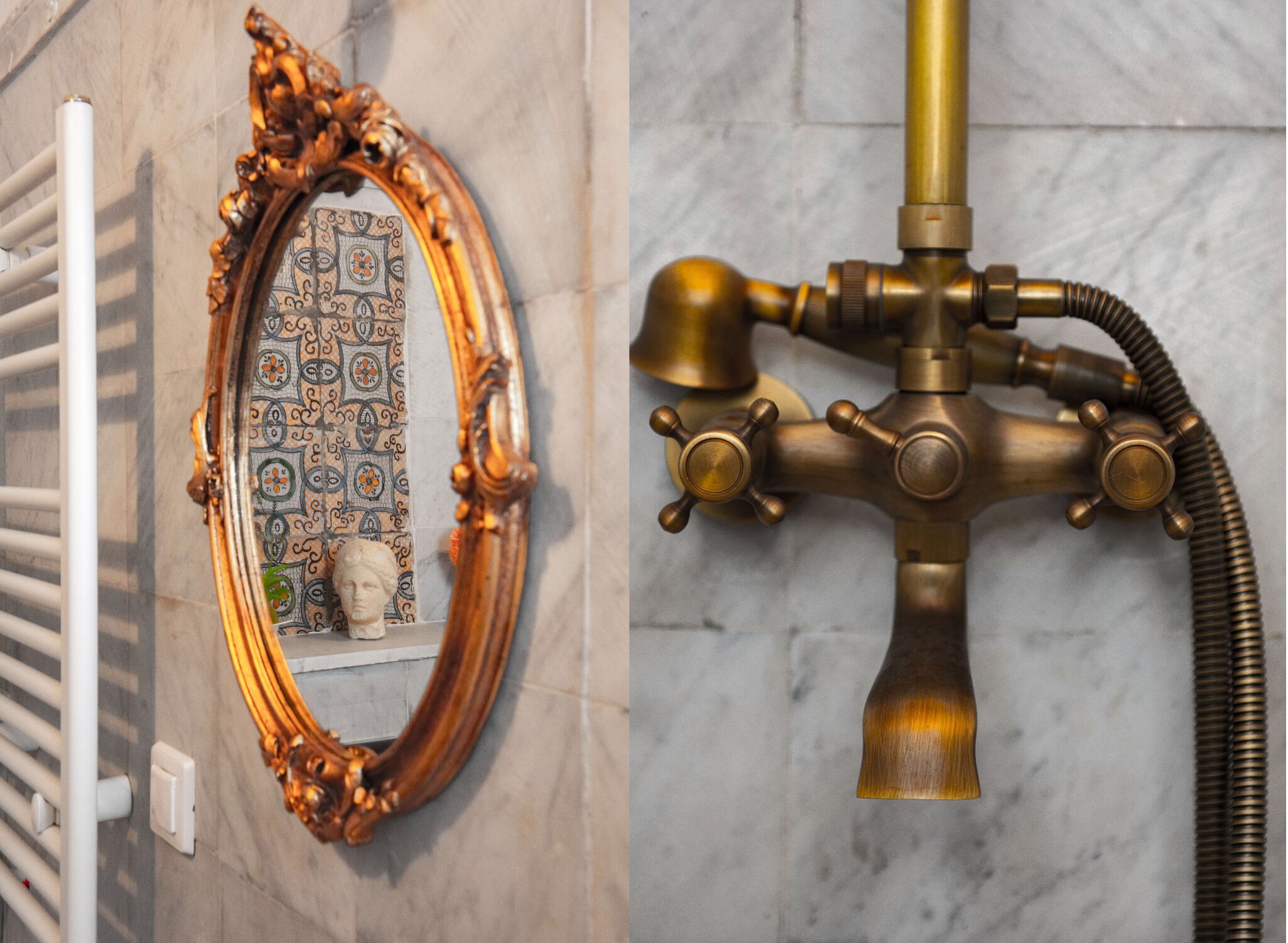 Un baño con un espejo decorativo y un grifo de latón.
