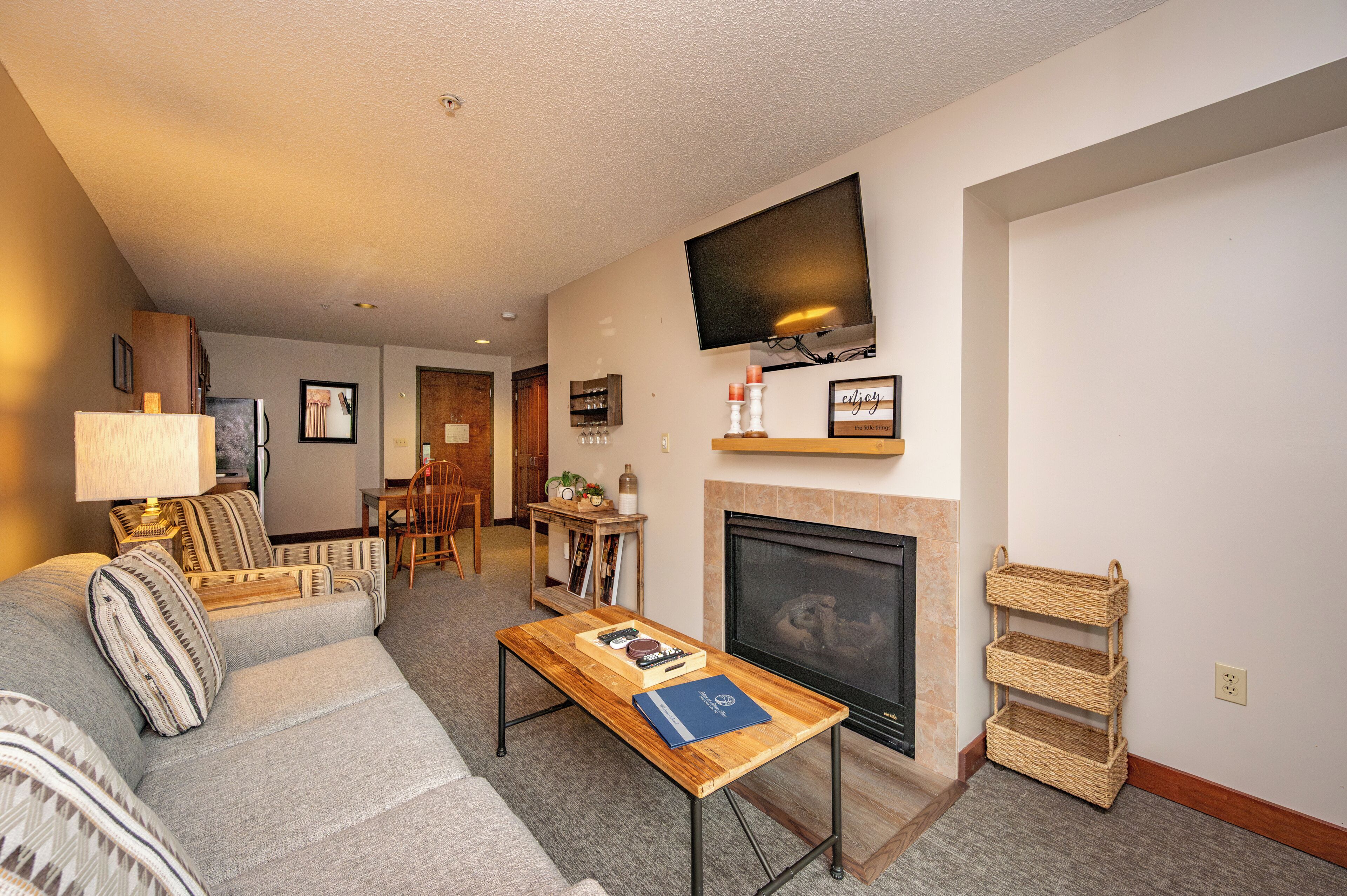 Televisión, chimenea, videojuegos y reproductor de DVD 