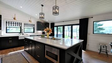 Rumah, Beberapa Tempat Tidur, hot tub (The Namakagon Lakehouse) | Dapur pribadi