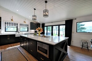 ハウス ベッド (複数台) スパ浴槽 (The Namakagon Lakehouse) | 専用キッチン