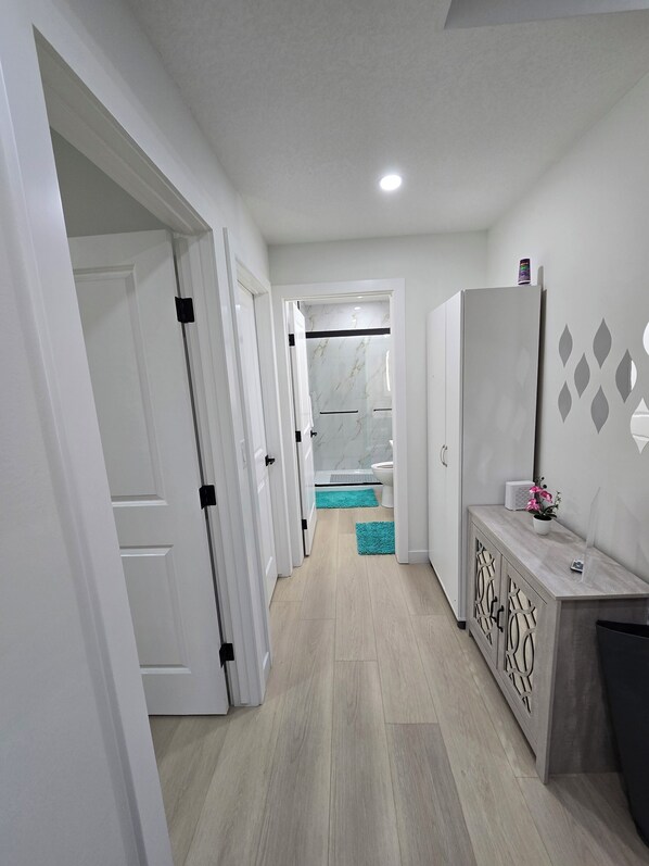 Interior - Cozy Modern & Spacious 2- Bedroom Southwest Calgary. (Calgary)