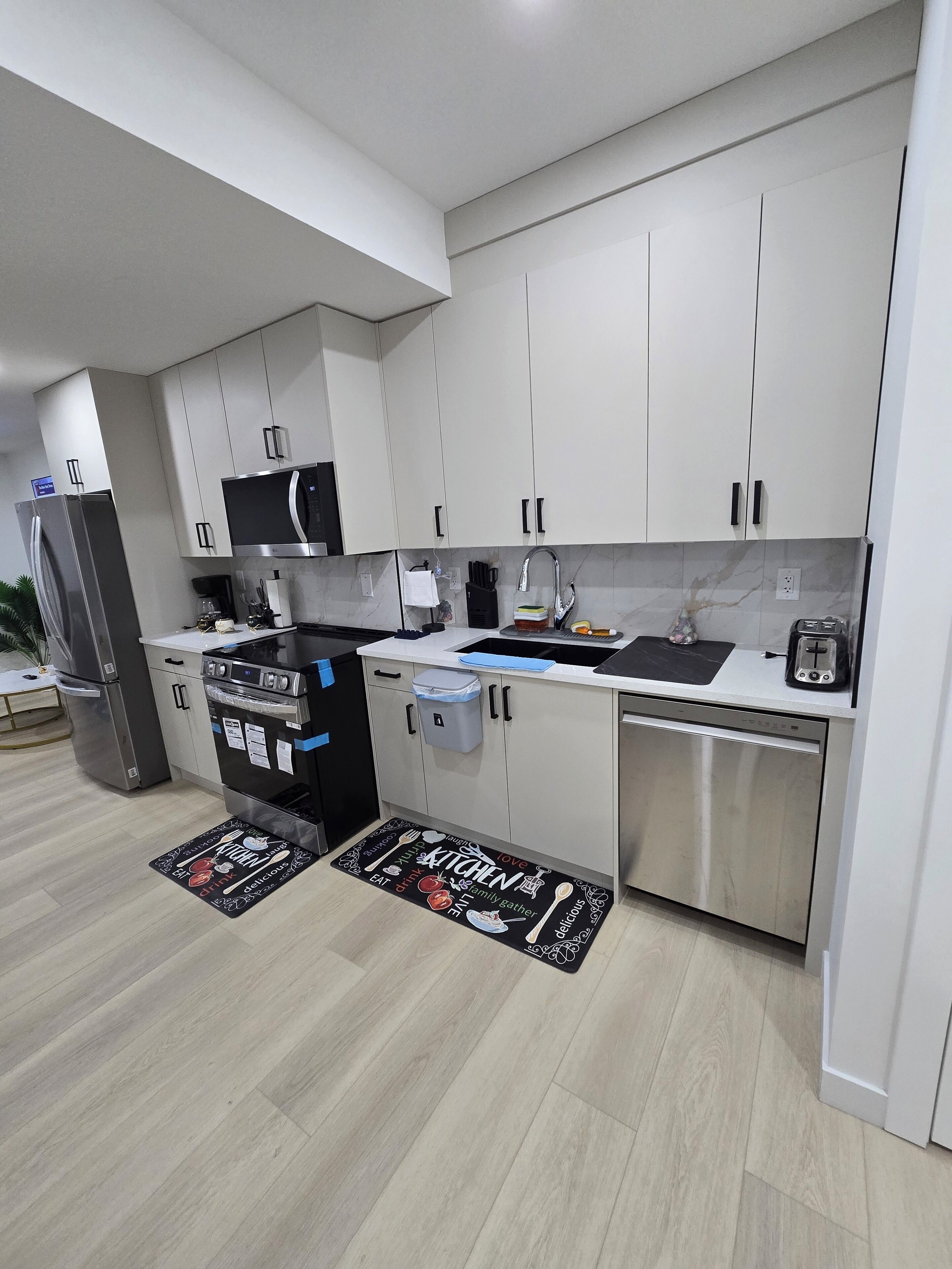 ثلاجة، ميكروويف، فرن، موقد طهي مسطح