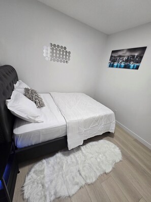 2 bedrooms, iron/ironing board, free WiFi, bed sheets - Cozy Modern & Spacious 2- Bedroom Southwest Calgary. (Calgary)