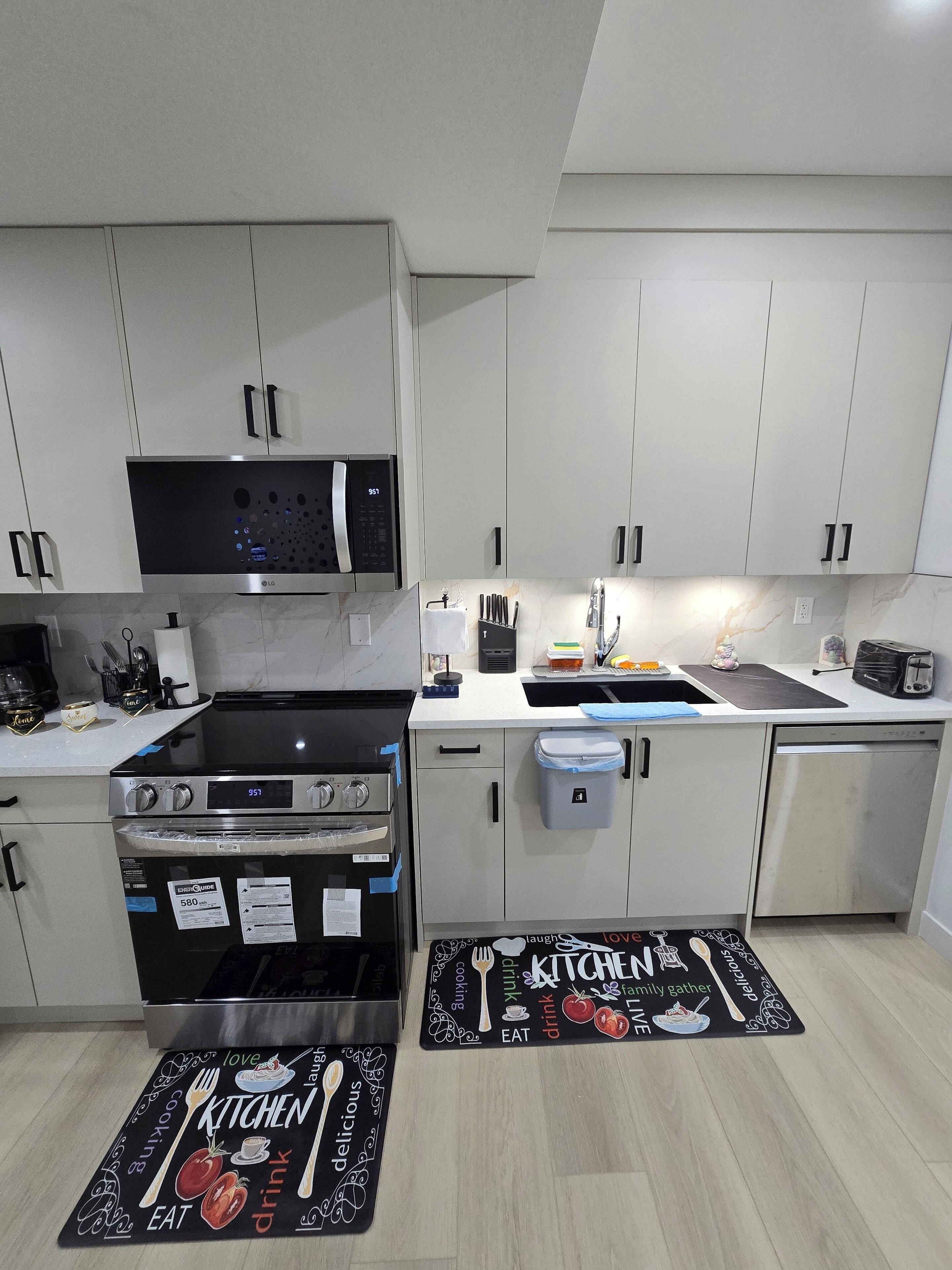 雪櫃、微波爐、焗爐、爐具