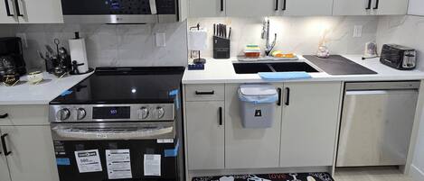 Frigorífic, microones, forn i placa de cuina