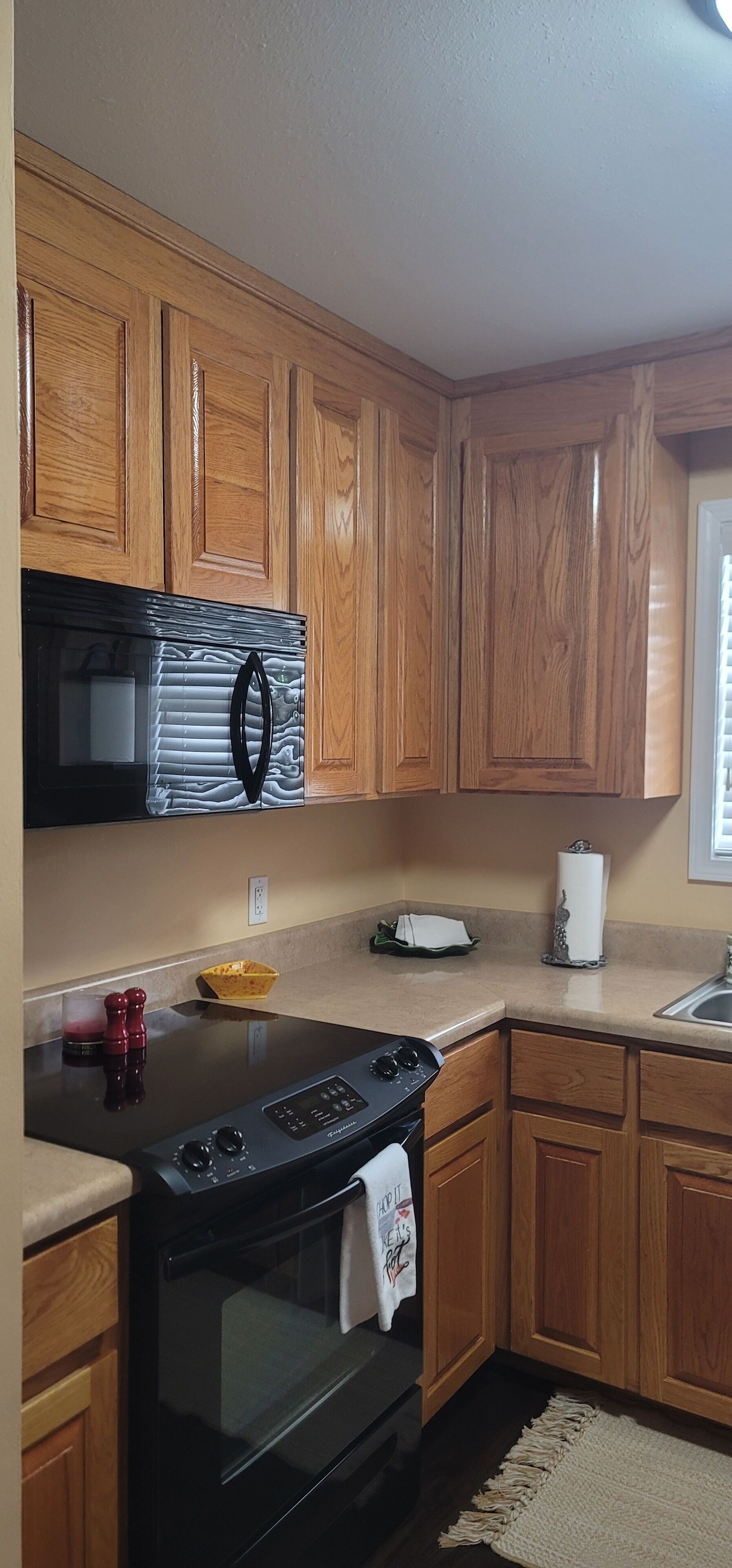 Een microgolfoven, een oven, een kookplaat, een vaatwasser