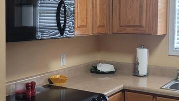 Een microgolfoven, een oven, een kookplaat, een vaatwasser