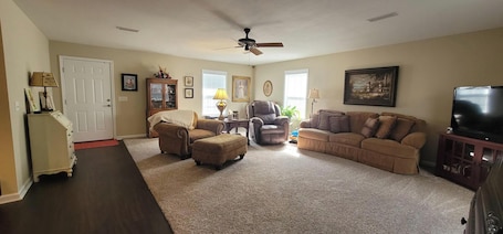 TV. Baseball and softball fans!!! Two-bedroom near Enterprise State Comm. College.