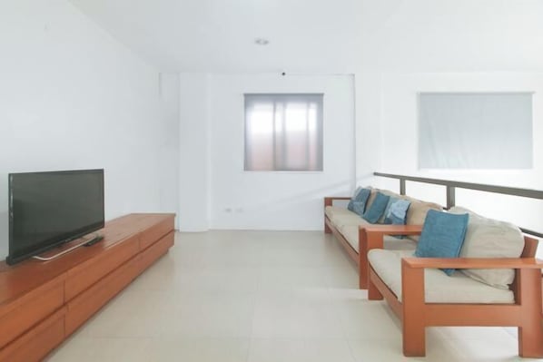 Interior - RedDoorz @ Qhouzz near PUP (Manila)