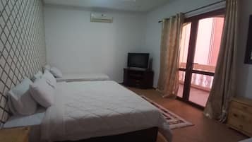 Habitación triple Confort, balcón, vista a la alberca | Wifi gratis