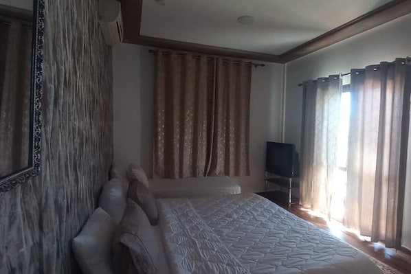 Chambre Confort double, balcon, vue sur la colline | AccĂšs au Wi-Fi (inclus)