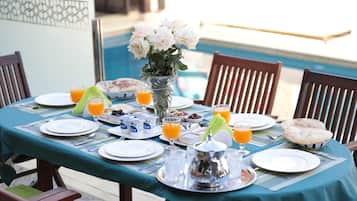 Daily continental breakfast (EUR 5 per person)