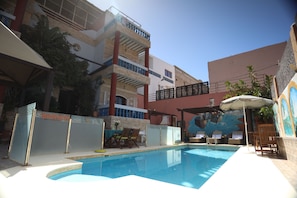 Piscine extérieure en saison