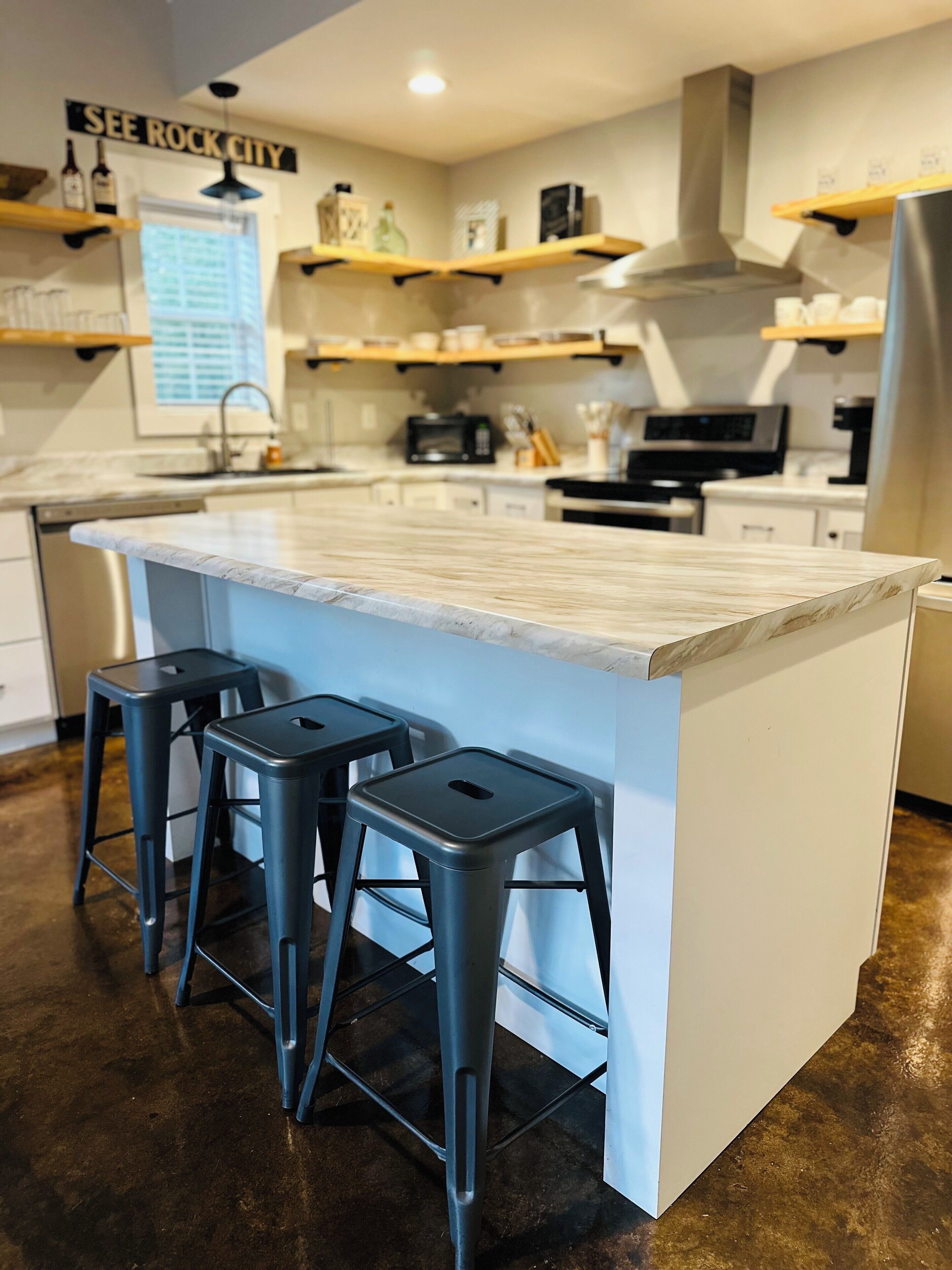 Een koelkast, een magnetron, een oven, een kookplaat