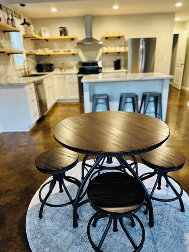 Spacious private guesthouse within minutes of Tims Ford Lake and Woods Reservoir