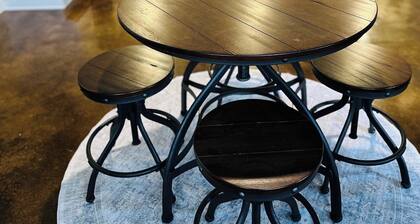 Spacious private guesthouse within minutes of Tims Ford Lake and Woods Reservoir