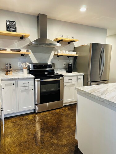 Spacious private guesthouse within minutes of Tims Ford Lake and Woods Reservoir