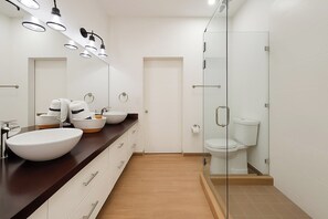 Shower, jetted bath, hair dryer, bidet - Comfy Island Escape: Close to Beach - Pool! (Bay Islands)