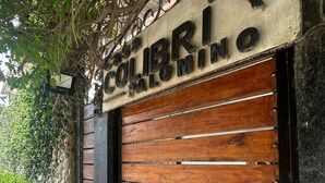 A wooden door with a sign above it reading "Casa Colibri Palatino". - Casa Colibri Palomino (Palomino)