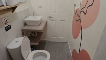 Un baño con inodoro, lavamanos y una puerta.