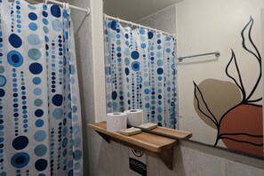 Economy Double Room | Bathroom | Shower - Casa Colibri Palomino (Palomino)